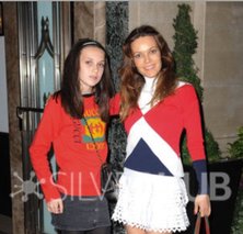 KIMBERLEIGH GELBER AND DAUGHTER ARRIVE AT SHOP WEAR CARE CHARITY IN AID OF ST ORMAND STREET HOSPITAL AT CLARIDGES, LONDON NOV 2017 